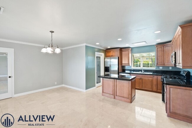 Building Photo - Upgraded 4 Bedroom, 3 Bathroom Home Available