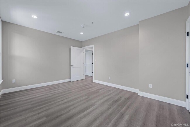 Building Photo - 110 School St