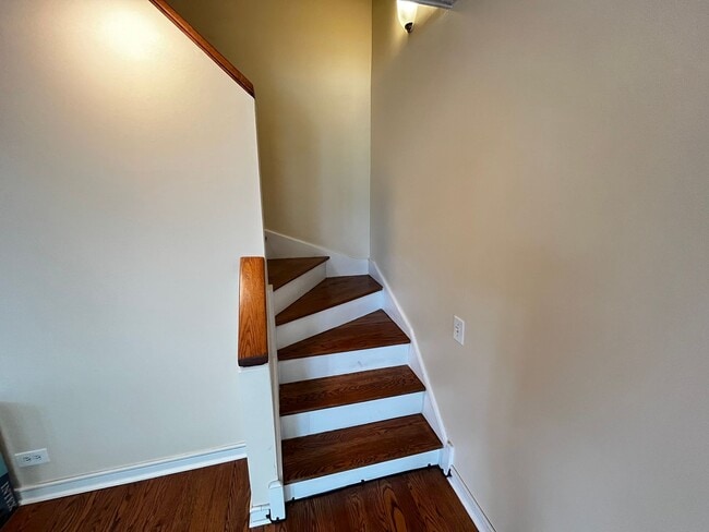 Building Photo - 711 W Gordon Terrace