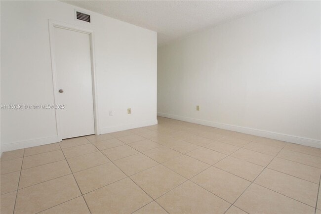 Building Photo - 2750 W 76th St