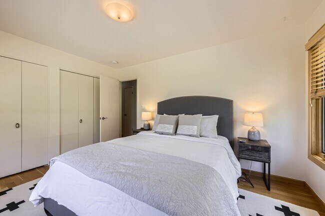 Building Photo - Stunning 4 BDR/2BA Mountain Retreat