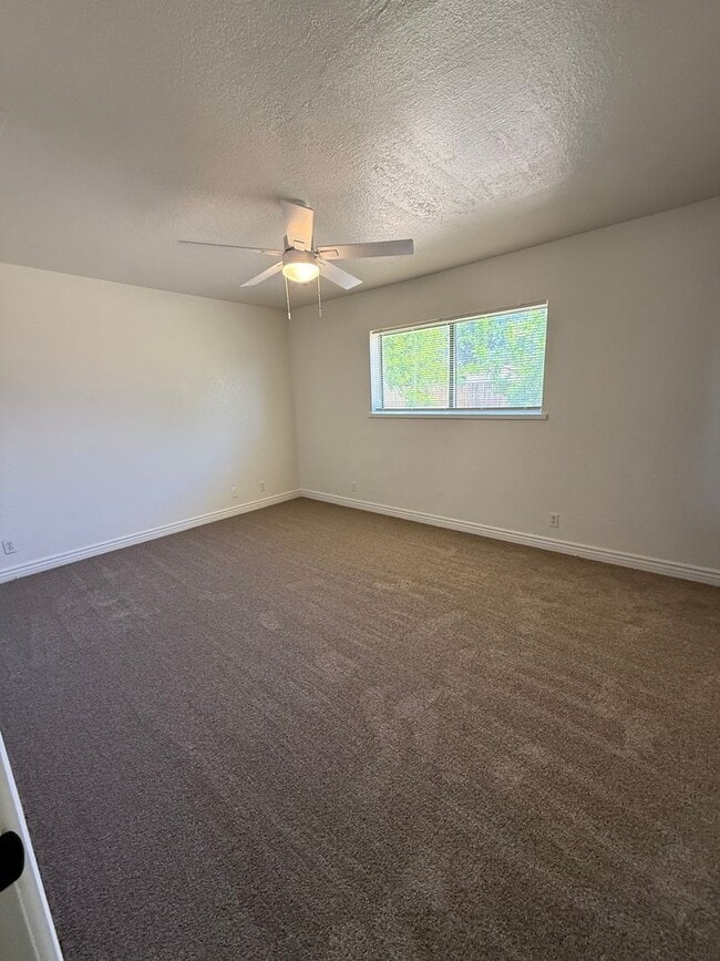 Building Photo - 4 bedroom 2 bath-contact Property Pros for more information