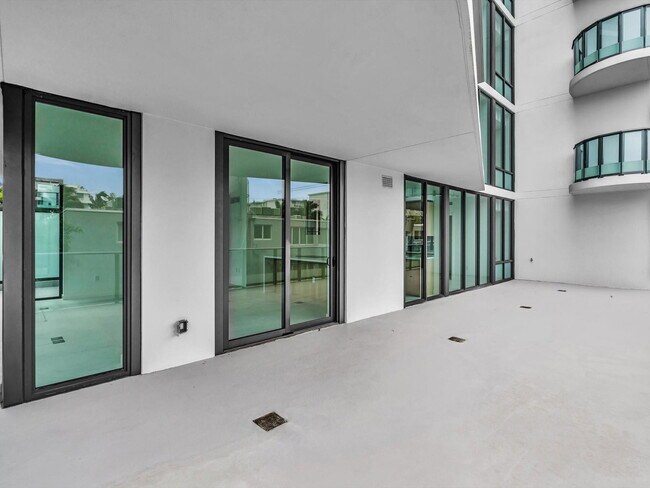 Building Photo - 9901 W Bay Harbor Dr