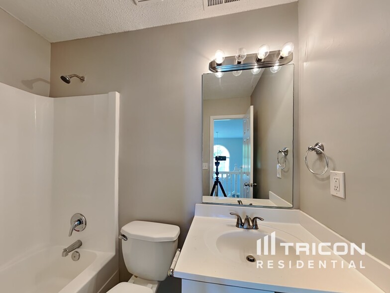Building Photo - 3885 Riverview Bend