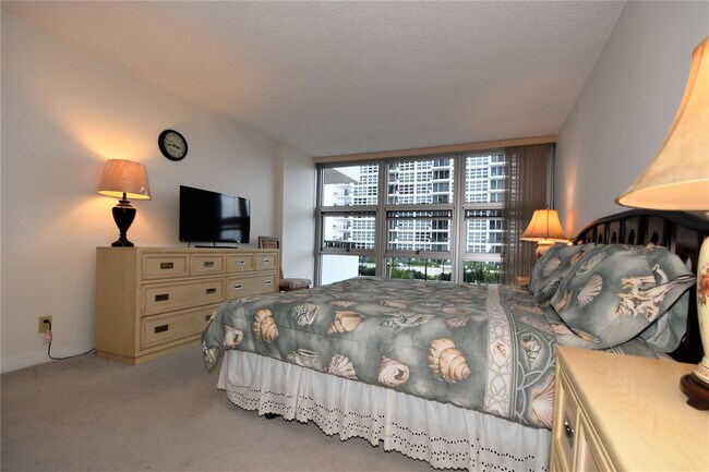 Building Photo - 525 N Ocean Blvd