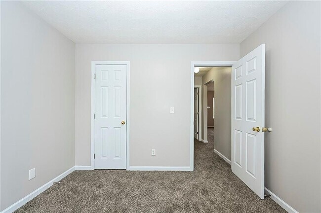 Building Photo - 25 Lewis Ln