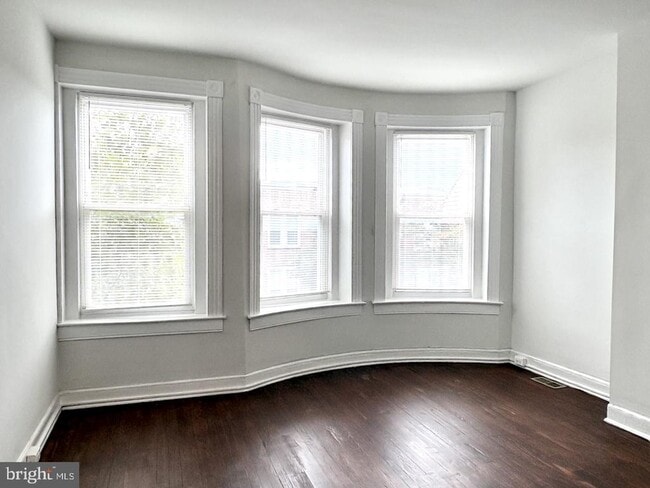 Building Photo - 406 W 28th St