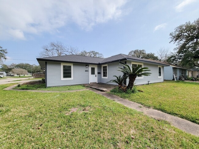 Building Photo - 301 Cypress St