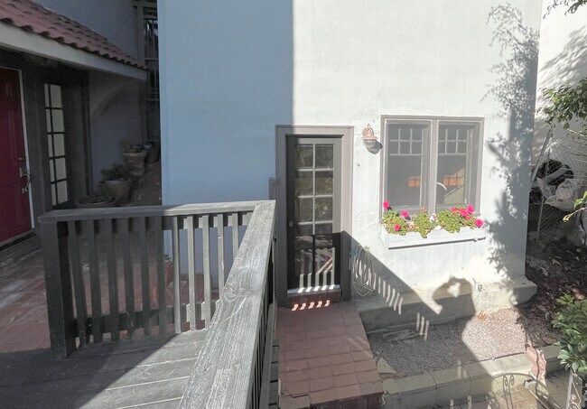 entry to separate bungalow - 934 Micheltorena St