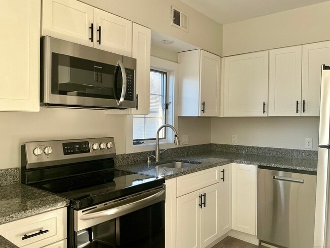 Building Photo - 17 Willow St