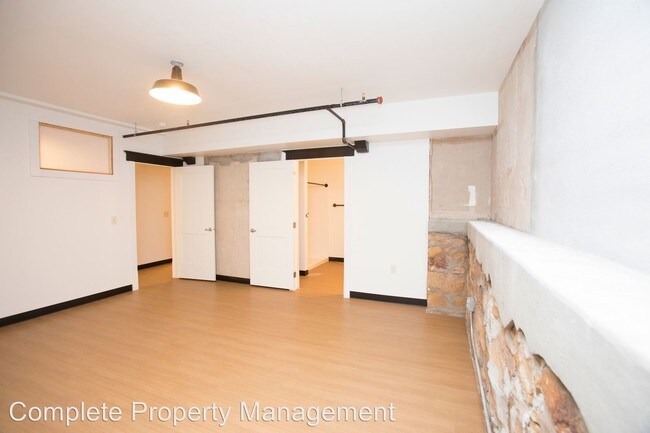 Building Photo - 925 Dilger Ave