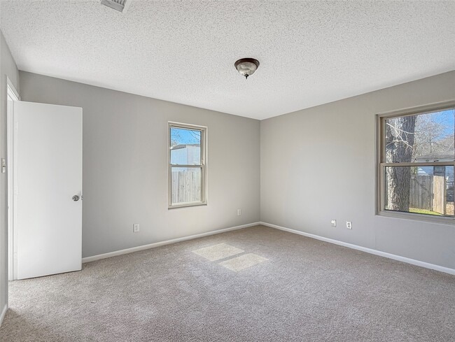 Building Photo - 114 8th St