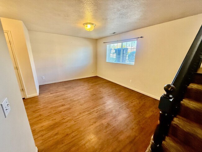 Building Photo - Cute 3-BR Townhome Near Costco