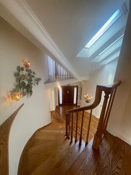 Building Photo - 200 Iris Way