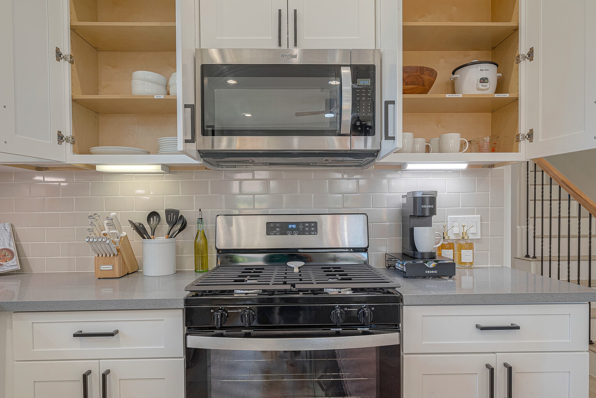 Gas range and above hood microwave - 2105 Sam Wilson St