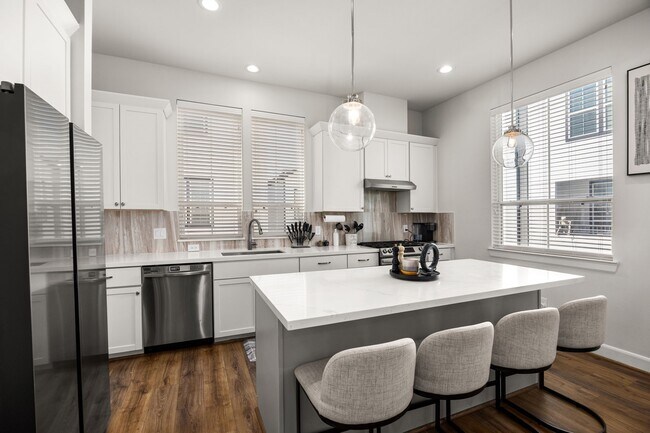 Building Photo - 2718 Grand Fountains Dr