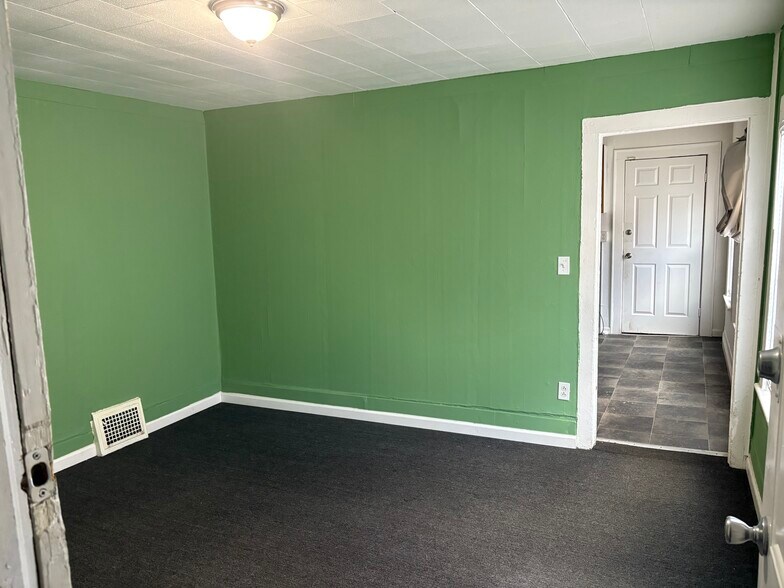 Building Photo - 233 Lakeview Ave