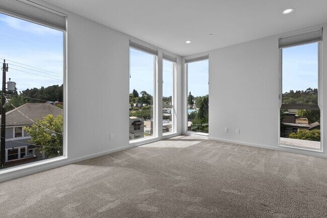 Building Photo - Stunning Columbia City Townhome w/ Views and AC (1st Month Free)
