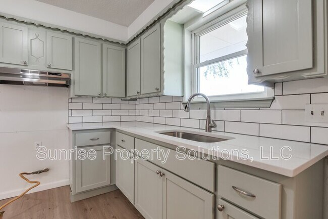 Building Photo - 636 SW 13th St