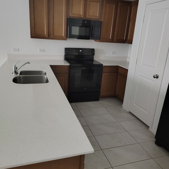 Building Photo - 142 Plumcove Dr