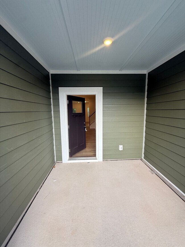 Building Photo - Brand New Townhome in Highland Creek Area!