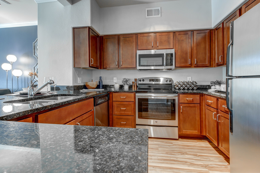 Stunning updated kitchen. - Via Las Colinas