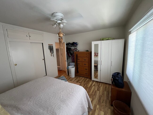 Building Photo - 2 bedroom- Located only 6 blocks to the be...