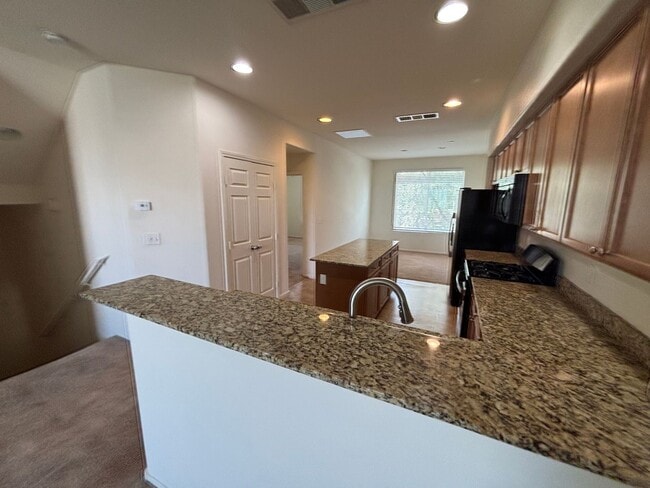 Building Photo - GUARD GATED 3 BED 2.5 BATH 2 CAR GARAGE TOWNHOUSE w/ 3 FLOORS