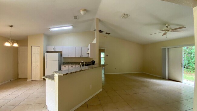 Building Photo - 523 Silver Way Dr
