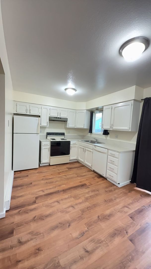 Building Photo - 402 Arland Ave W