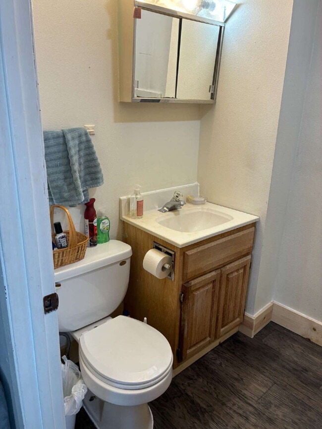 Building Photo - 3 bedroom 1 bathroom on Water street and near UWEC!