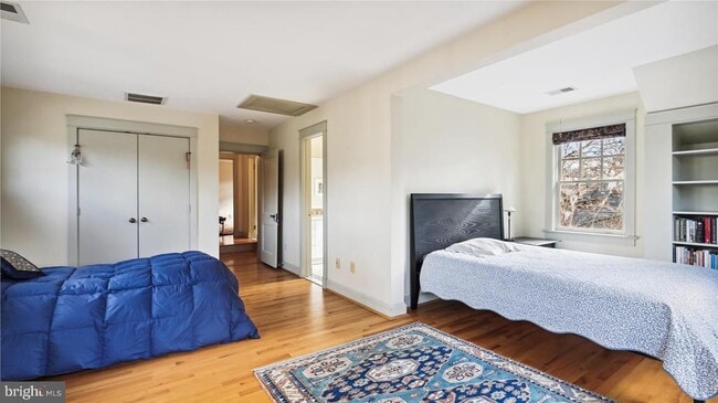 Building Photo - 136 N Irving St