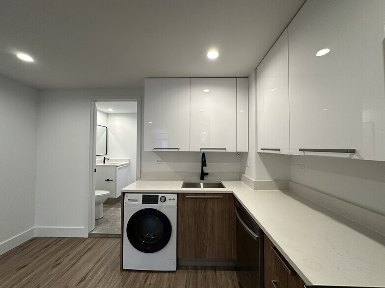 Building Photo - 941 W Carmen Ave