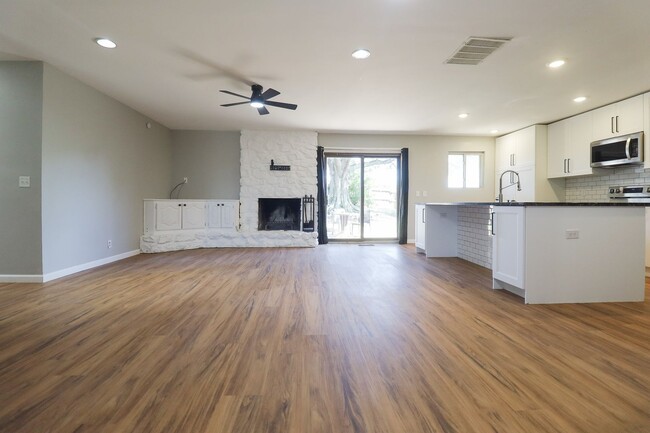 Building Photo - 4 Bedroom Home Available For Immediate Mov...