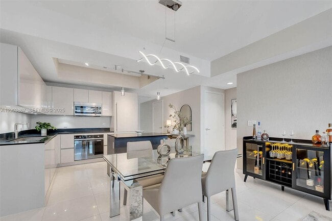 Building Photo - 1010 Brickell Ave