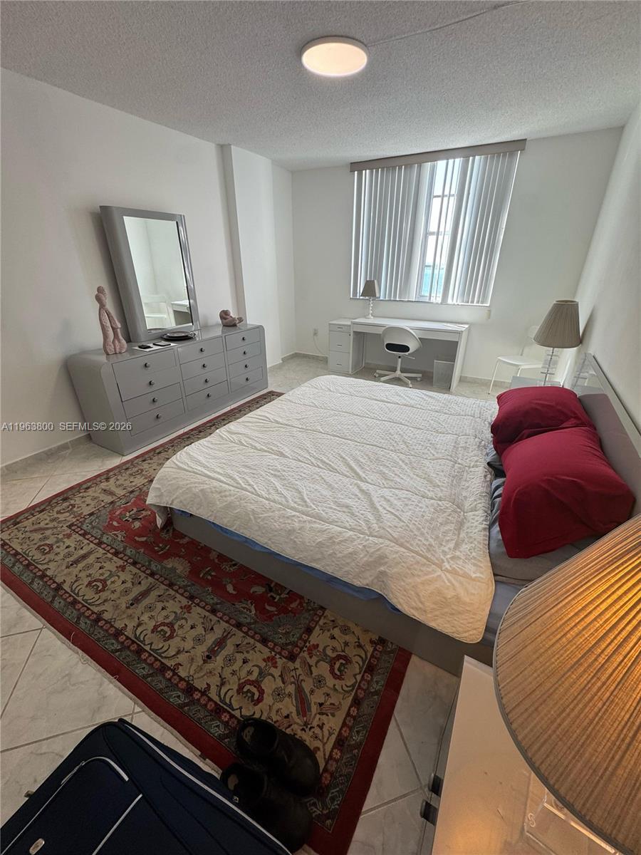 Building Photo - 300 Bayview Dr