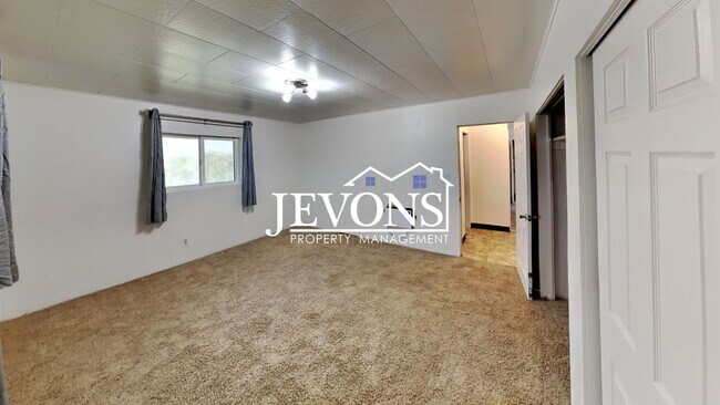 Building Photo - Inviting 2-bedroom with a fully fenced lar...
