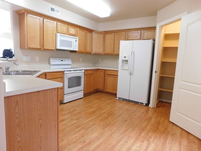 Building Photo - TWO WEEKS FREE RENT!