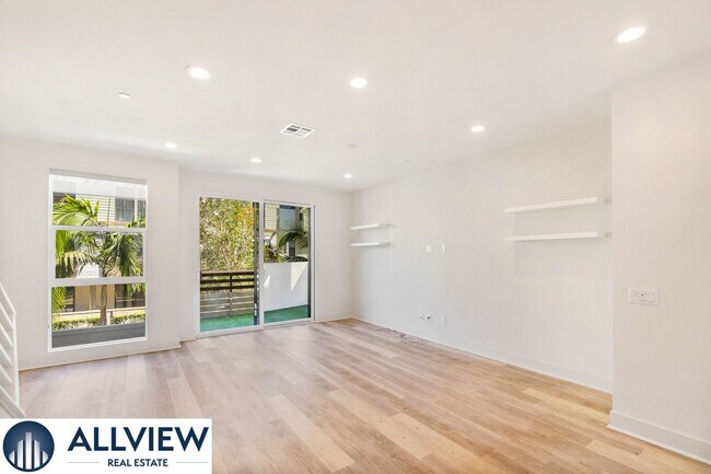 Building Photo - Gorgeous 4 Story Townhome Available in the Highly Desired 17 West Community!