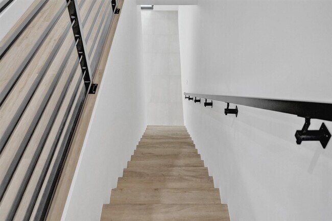 Building Photo - 606 SW 7th Ave