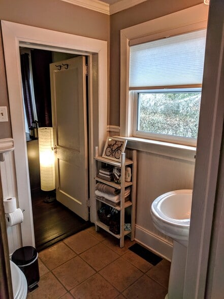 Second bathroom (jack and jill style between the two bedrooms) - 1627 Nassau Blvd