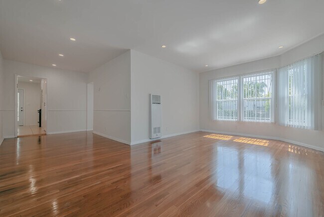 Building Photo - 948 S Mansfield Ave