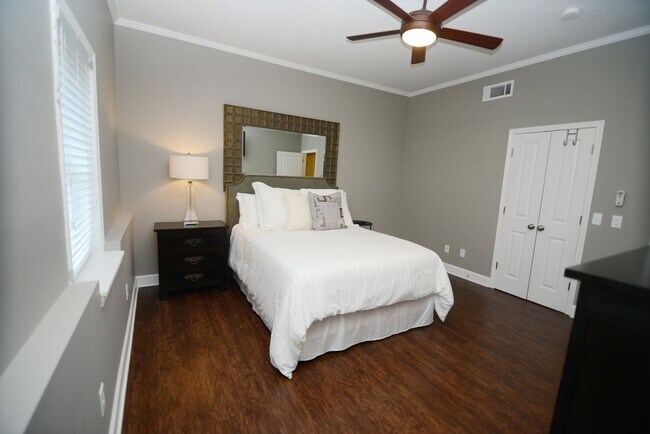 Building Photo - 1626 17th Ave E