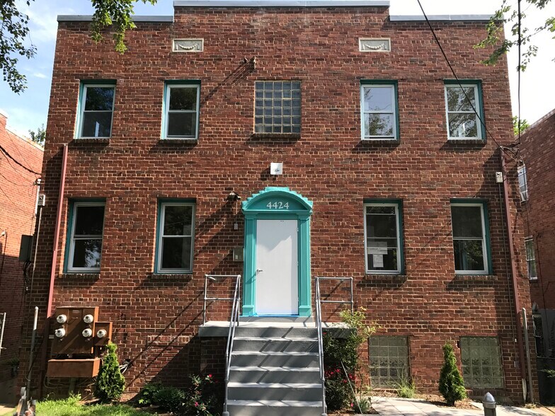 Primary Photo - 4424 foote st ne