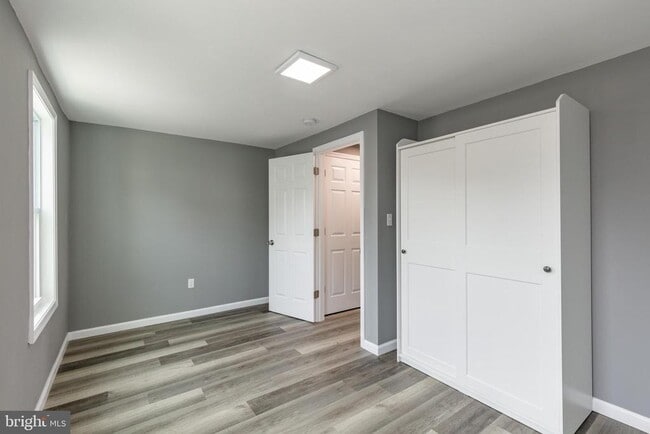 Building Photo - 454 Old Elm St