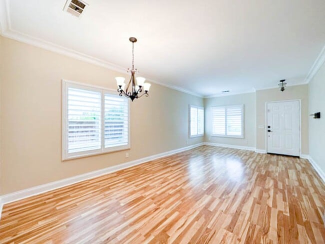 Building Photo - **STUNNING** 8 BEDROOM SOLAR HOME IN GATED...
