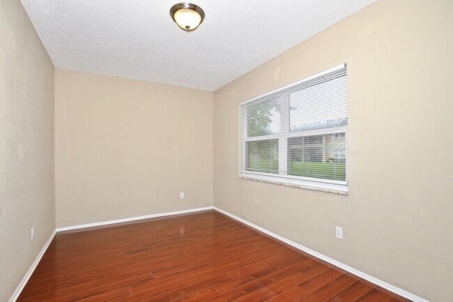 Building Photo - Beautiful 2/2 Condo with Full Lawn Care Included Located in Hawthorne Village – Orlando!