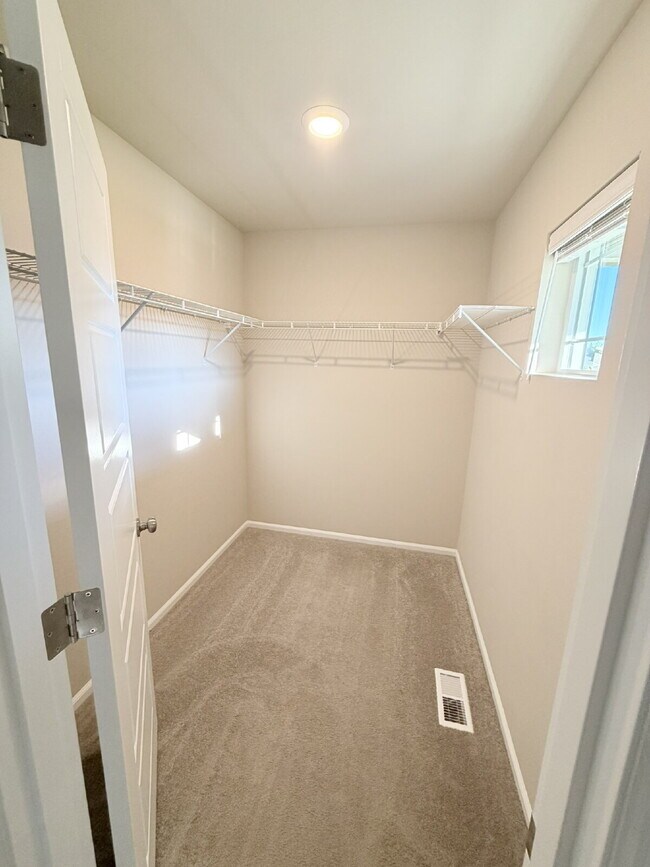 Building Photo - Newer Build 3 Bedroom 3 Bathroom- Single Family Home