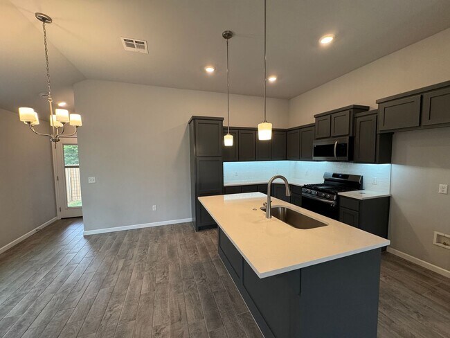Building Photo - Don't Miss this STUNNING, true 4 bed, 2 ba...