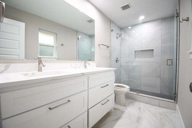 Building Photo - NEWLY REMODELED